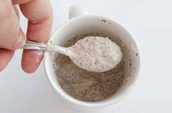 Кефирно-льняным напитком можно заправлять салаты, употреблять вместо ужина