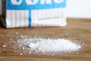 Важно хорошо просаливать продукт, соли должно быть не менее 12% (по некоторым данным 20%) от веса рыбы